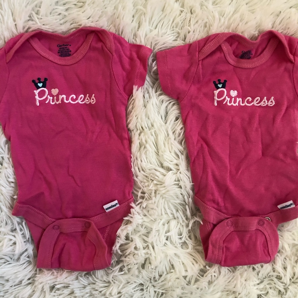 Twin onesies ‘princess’ pink
